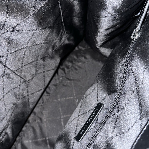 MENS BLACK MESSENGER BAG. LIKE NEW. - Picture 3 of 4